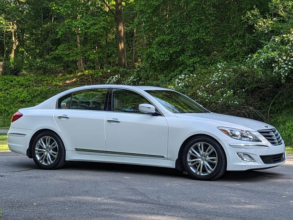 2012 Hyundai Genesis - Image 28 of 31