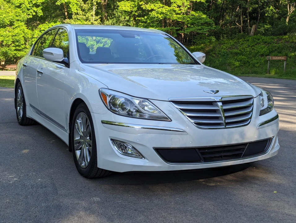 2012 Hyundai Genesis - Image 16 of 31