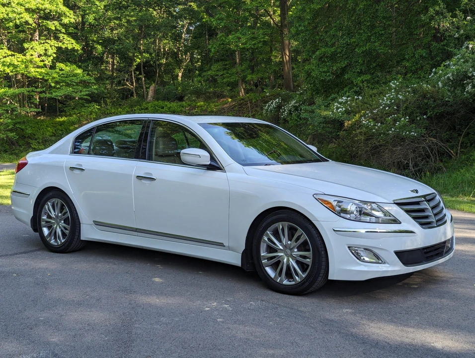 2012 Hyundai Genesis - Image 24 of 31