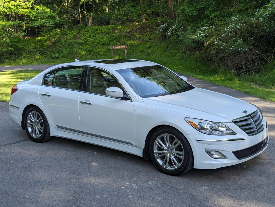 2012 Hyundai Genesis - Image 23 of 31