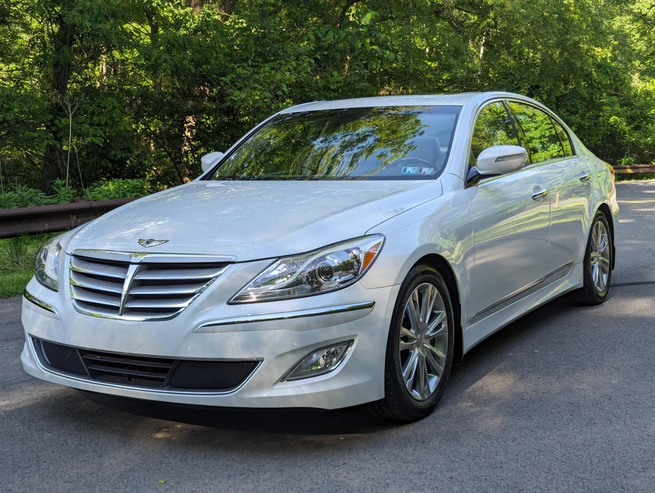 2012 Hyundai Genesis - Image 8 of 31