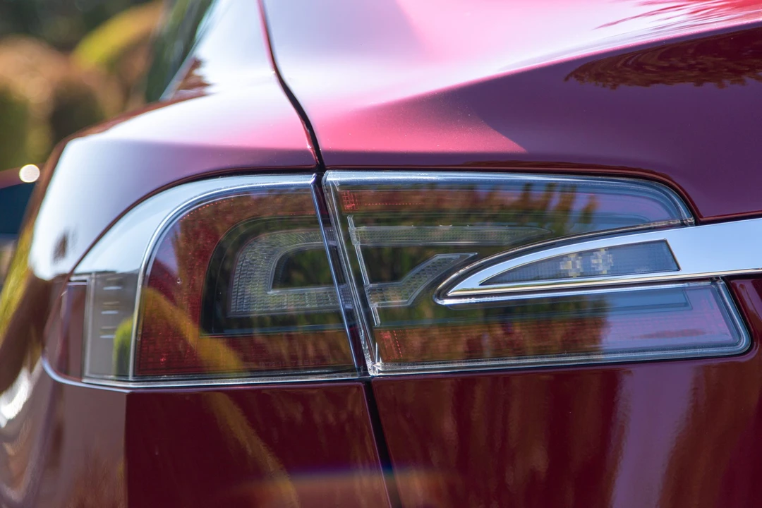 2012 Tesla Model S - Image 16 of 31
