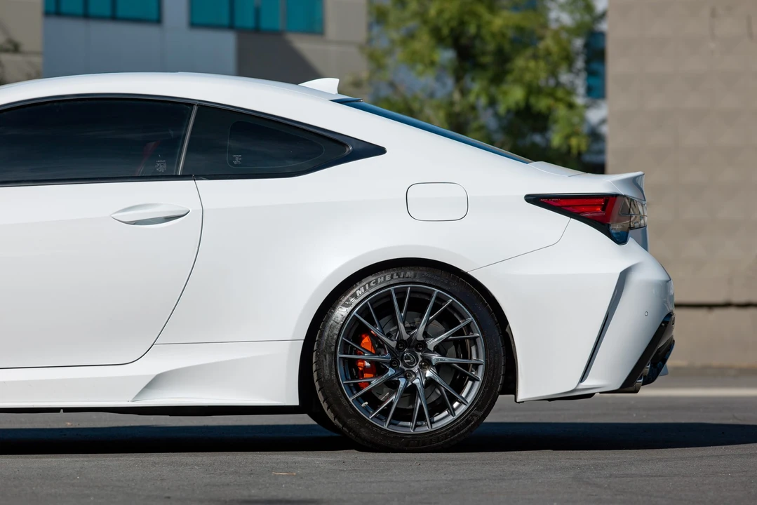 2020 Lexus RC F - Image 28 of 31