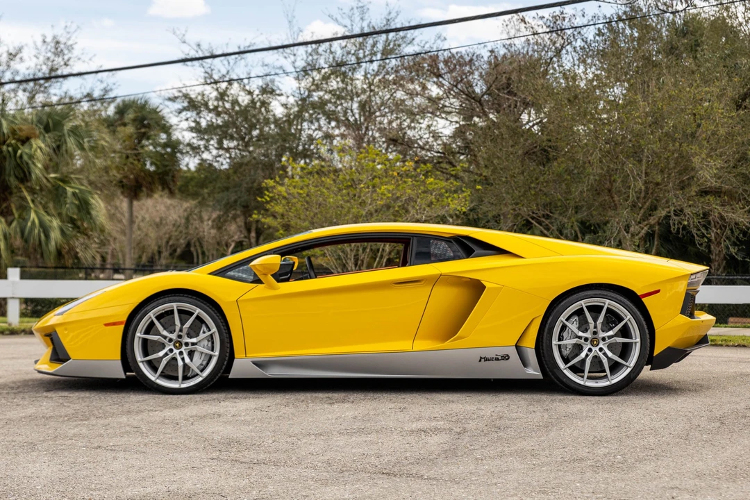 2017 Lamborghini Aventador LP700-4 - Image 2 of 31