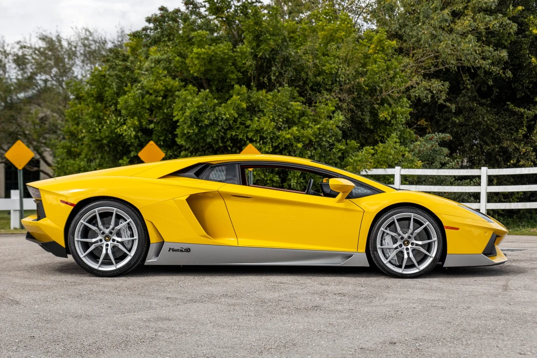 2017 Lamborghini Aventador LP700-4 - Image 6 of 31