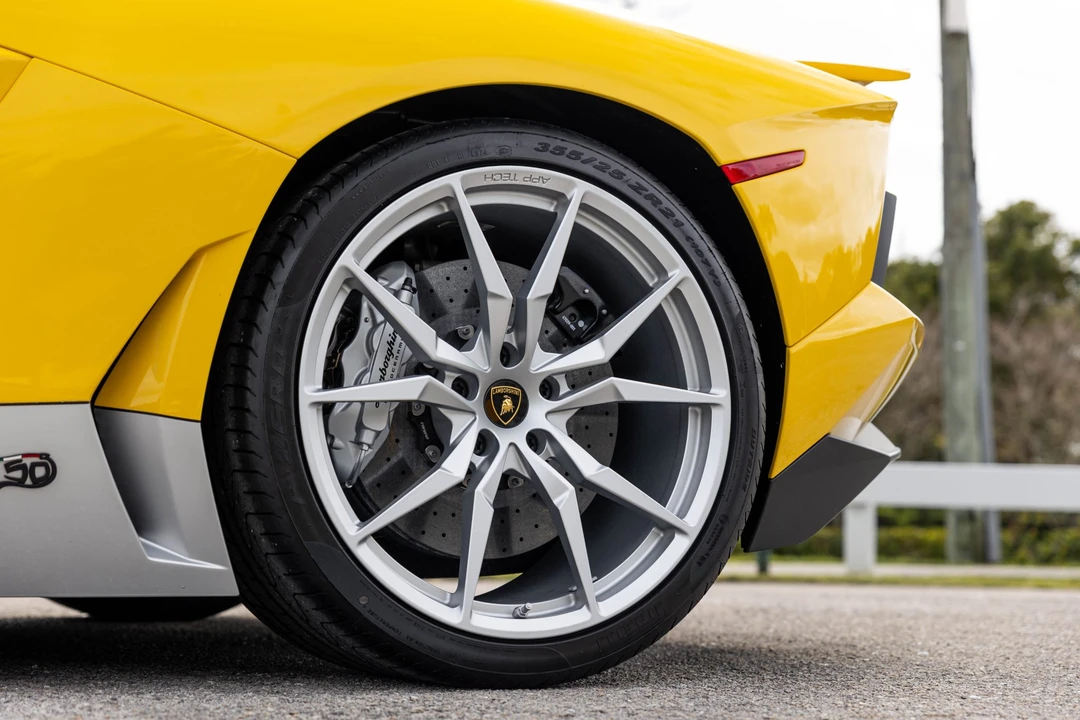 2017 Lamborghini Aventador LP700-4 - Image 16 of 31