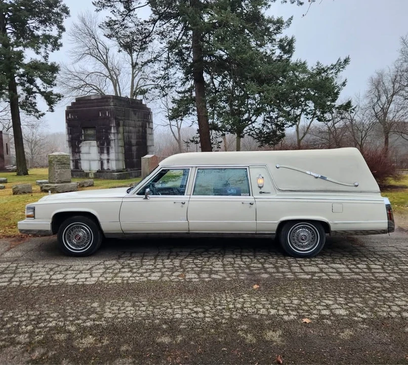 1991 Cadillac Fleetwood - Image 2 of 10