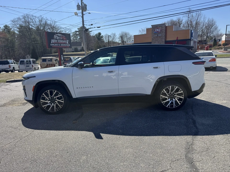 2025 Jeep Wagoneer S - Image 12 of 31