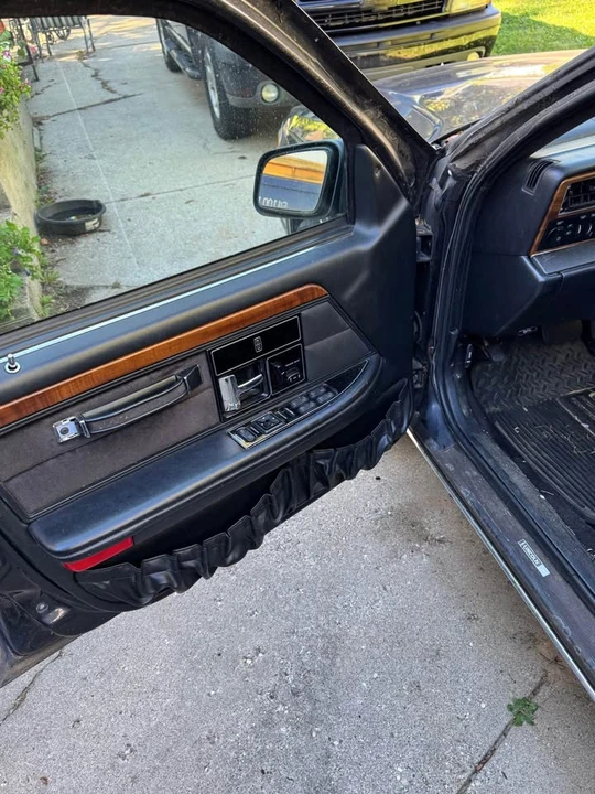 Lincoln Continental 8th Gen - Image 6 of 8