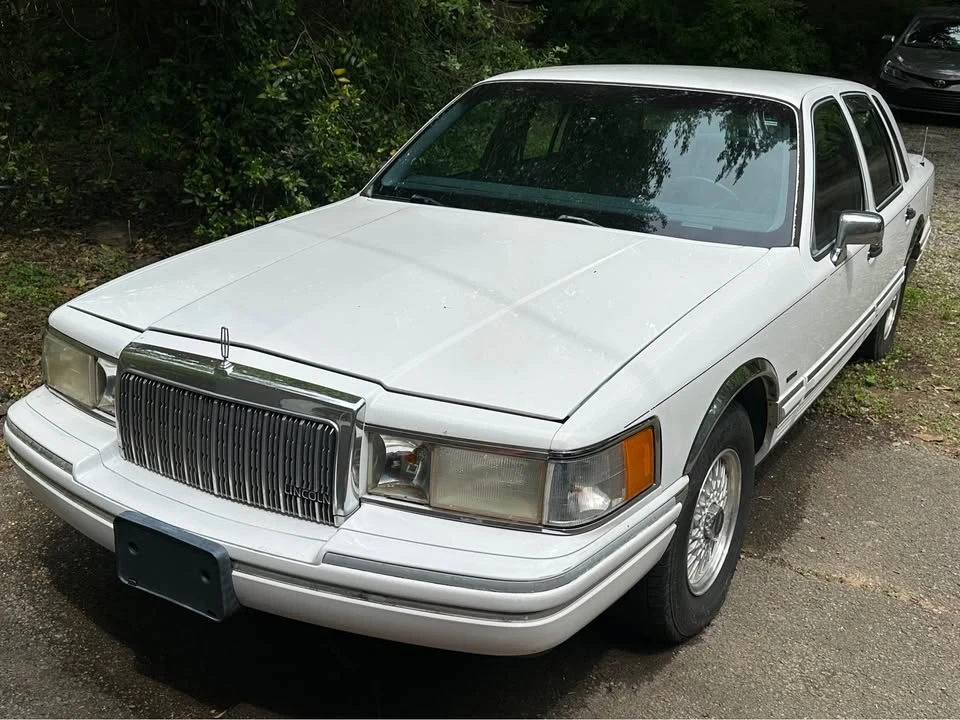 Lincoln Town Car - Image 3 of 10