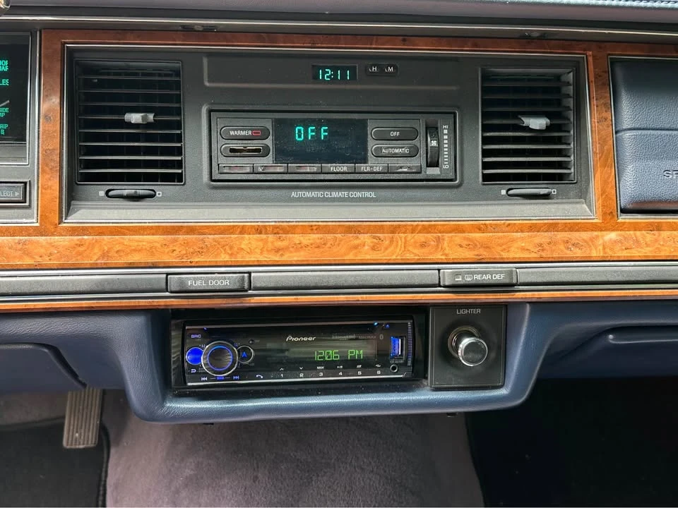 Lincoln Town Car - Image 7 of 10