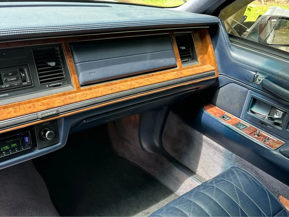 Lincoln Town Car - Image 8 of 10