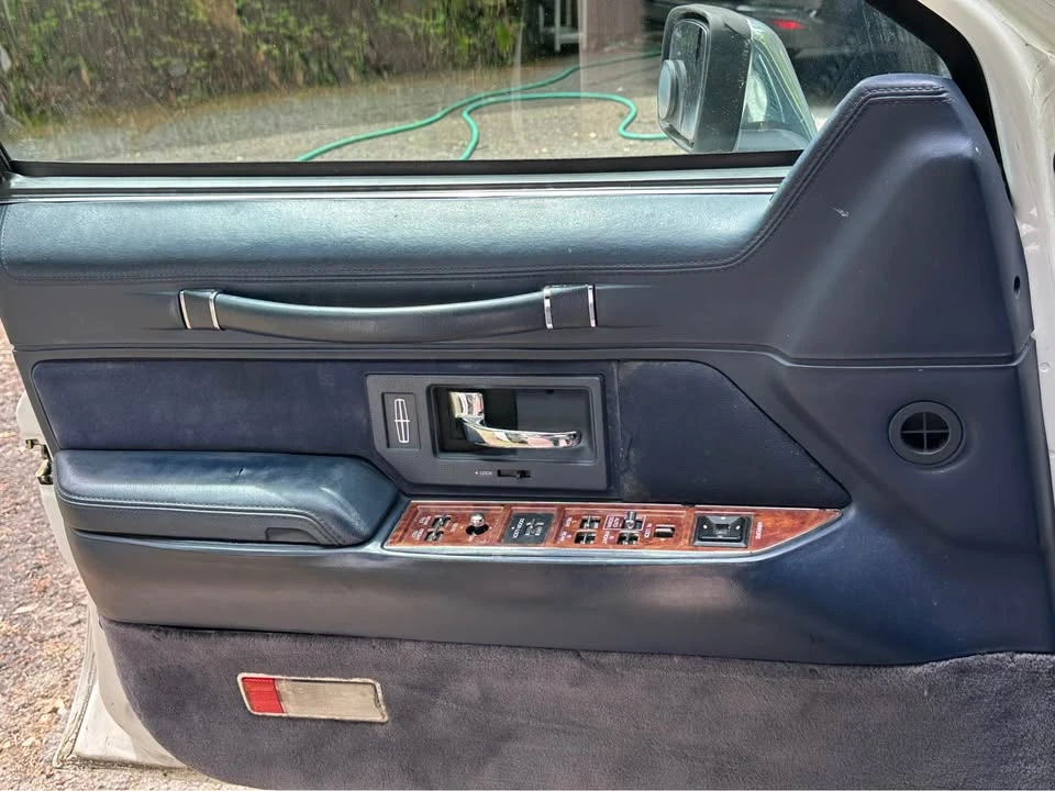 Lincoln Town Car - Image 9 of 10
