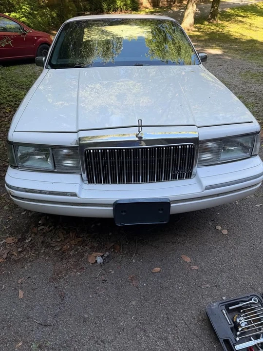 Lincoln Town Car - Image 10 of 10