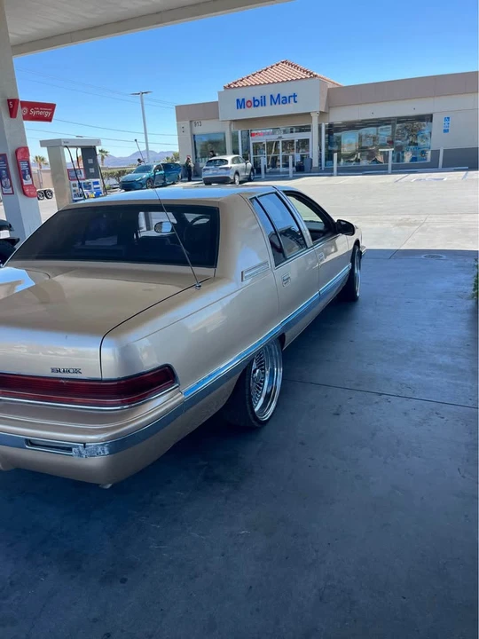 Buick Roadmaster - Image 2 of 8