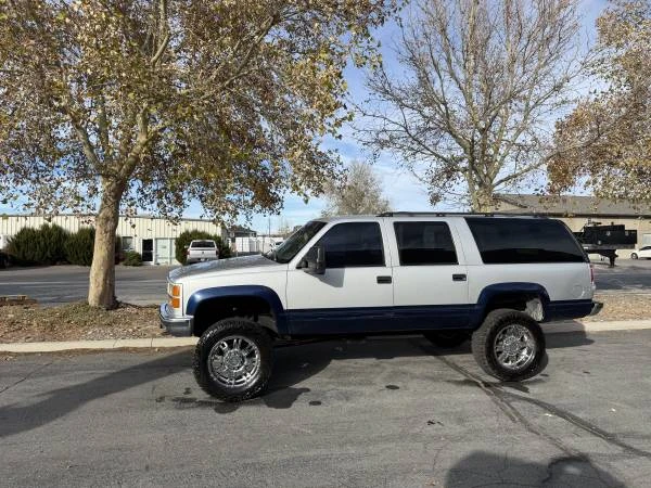 1997 GMC Suburban 8th Gen - Image 2 of 12