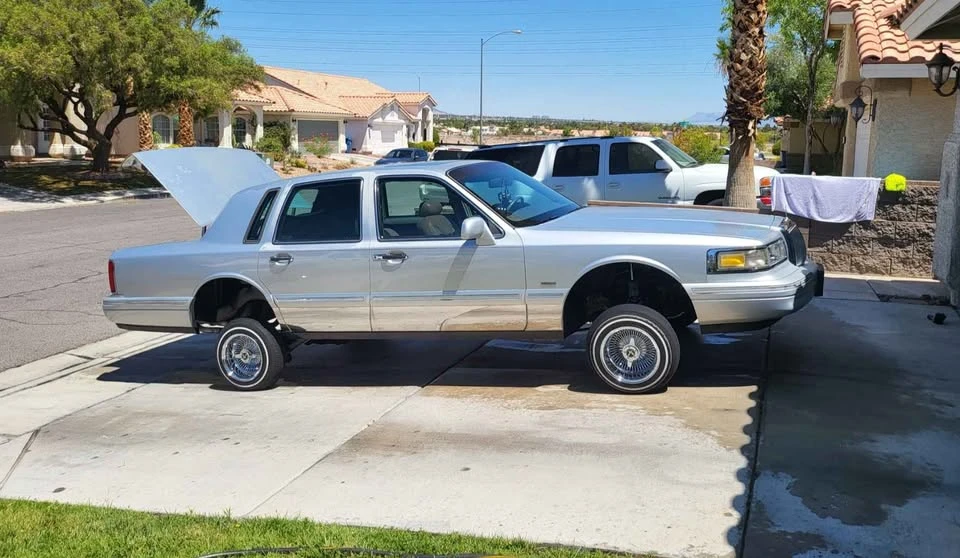 Lincoln Town Car - Image 4 of 10