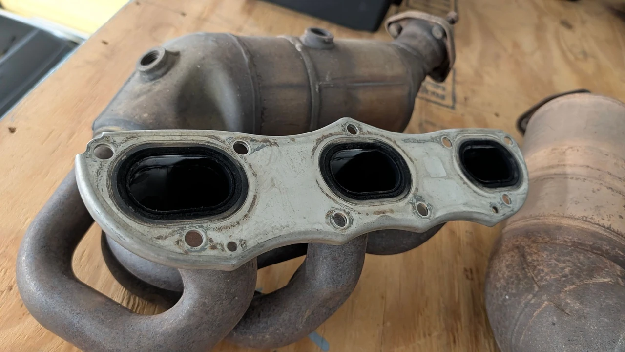 2011 Parts & Memorabilia Mechanical Components - Image 3 of 3