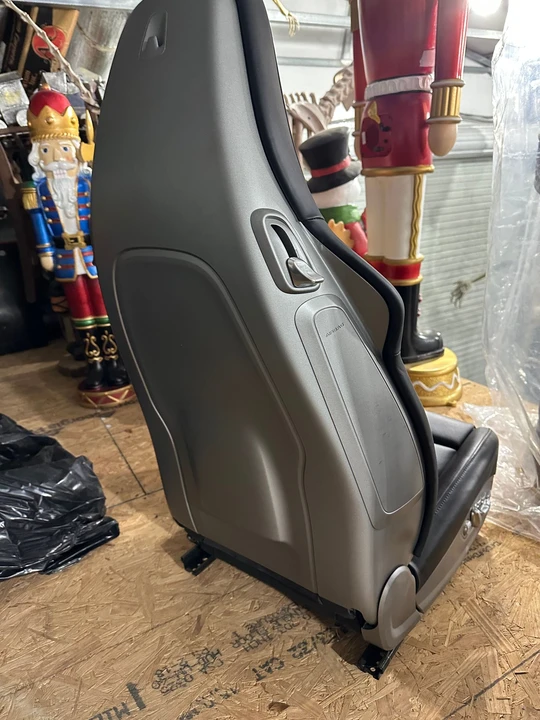 2017 Parts & Memorabilia Seats & Interior - Image 7 of 7