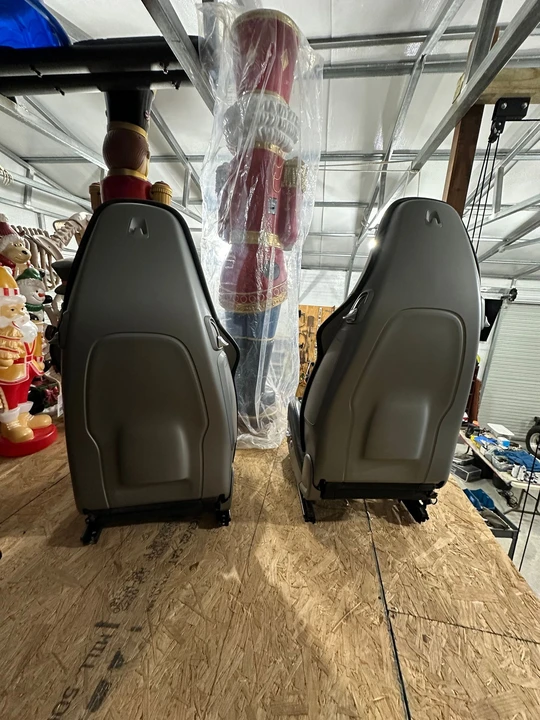 2017 Parts & Memorabilia Seats & Interior - Image 4 of 7