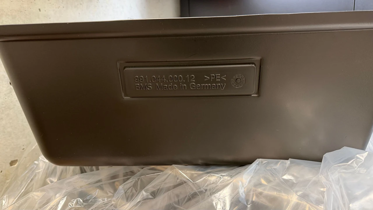 2013 Parts & Memorabilia Seats & Interior - Image 2 of 2