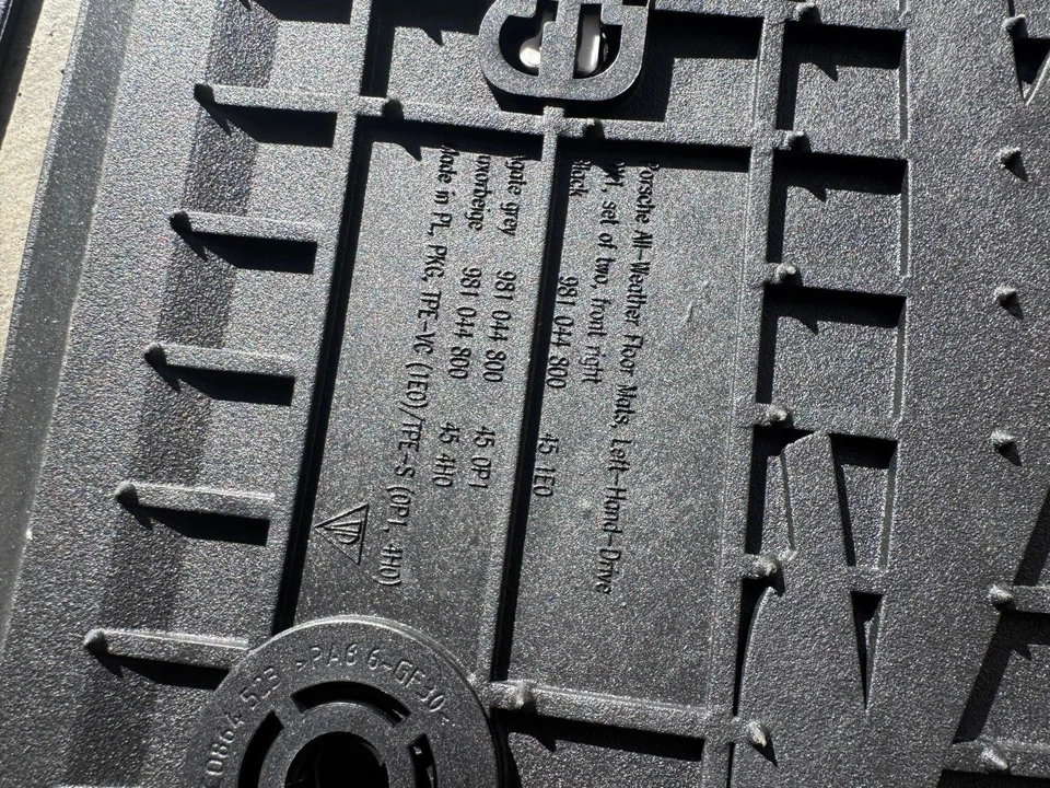 2012 Parts & Memorabilia Seats & Interior - Image 3 of 3