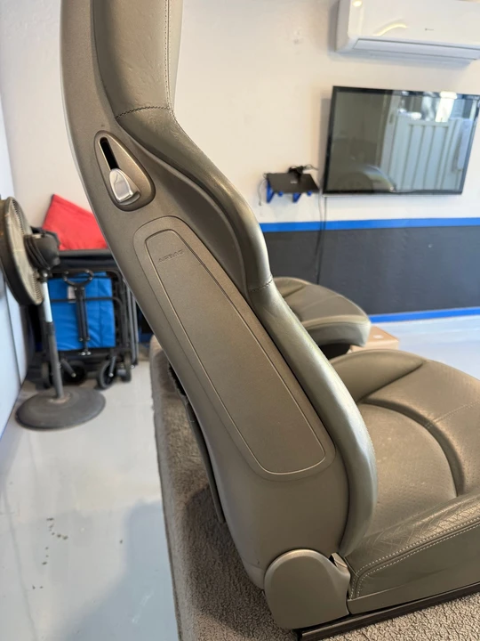 2005 Parts & Memorabilia Seats & Interior - Image 9 of 10