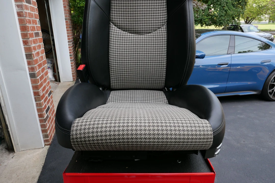 Parts & Memorabilia Seats & Interior - Image 2 of 14