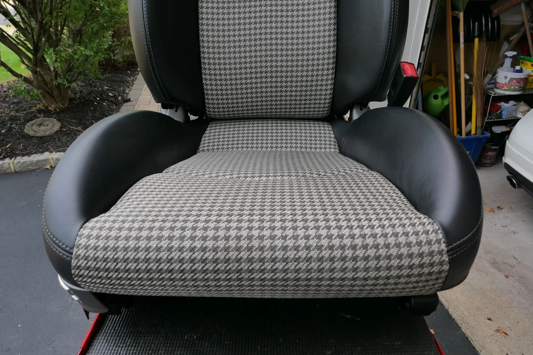 Parts & Memorabilia Seats & Interior - Image 6 of 14