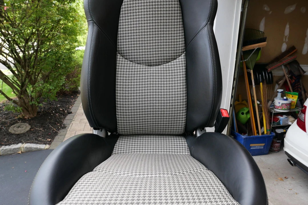 Parts & Memorabilia Seats & Interior - Image 7 of 14