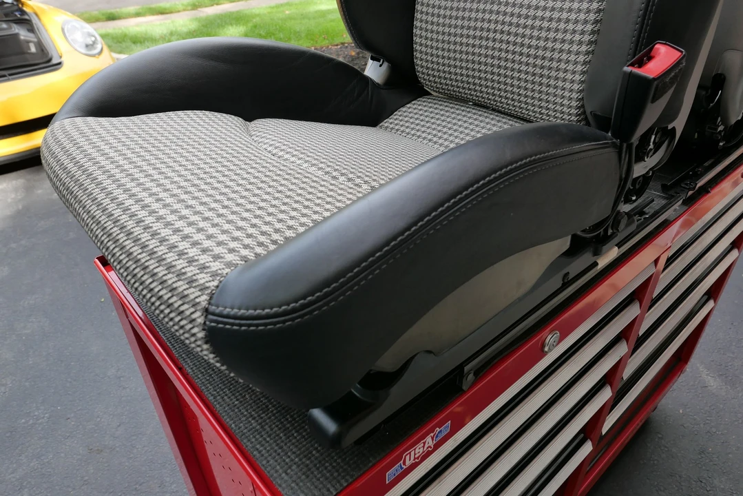 Parts & Memorabilia Seats & Interior - Image 10 of 14