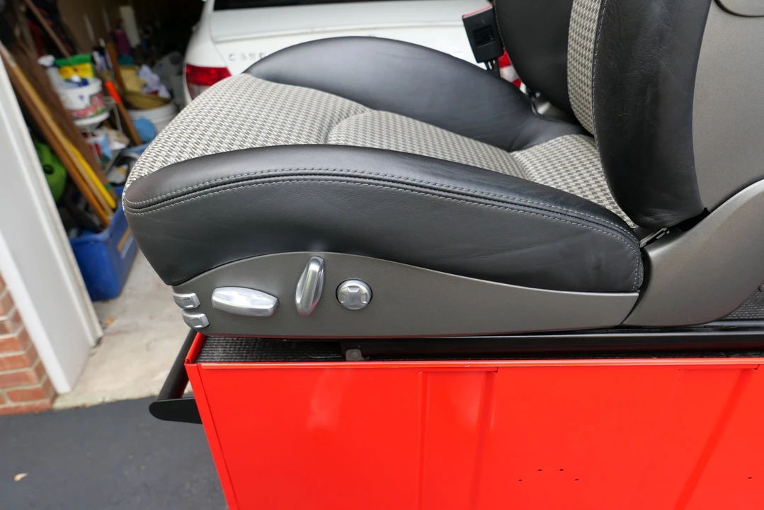 Parts & Memorabilia Seats & Interior - Image 14 of 14