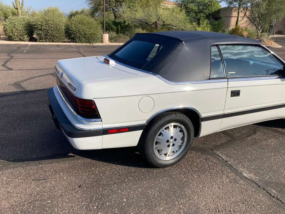1988 Chrysler LeBaron - Image 18 of 31