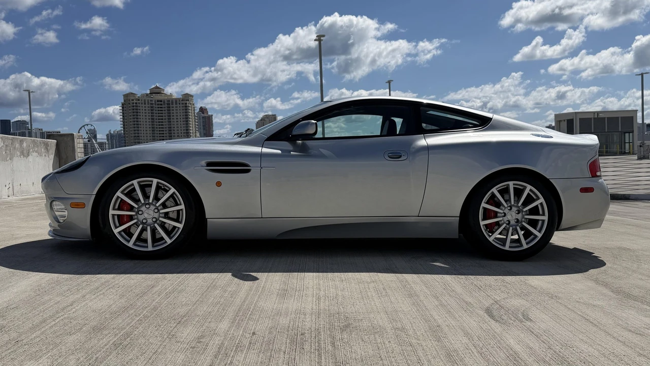 2005 Aston Martin Vanquish 1st Gen - Image 25 of 31
