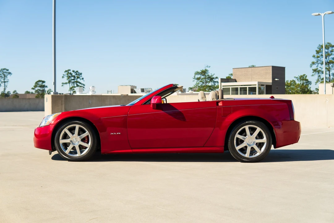 2005 Cadillac XLR - Image 15 of 31