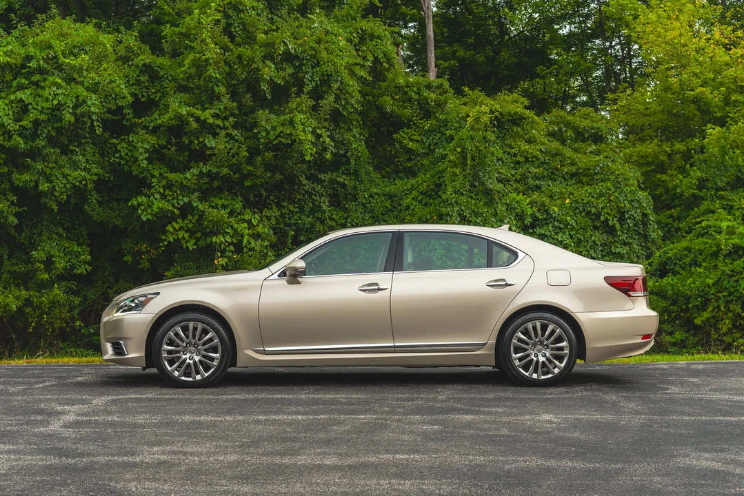 2013 Lexus LS 4th Gen - Image 10 of 31
