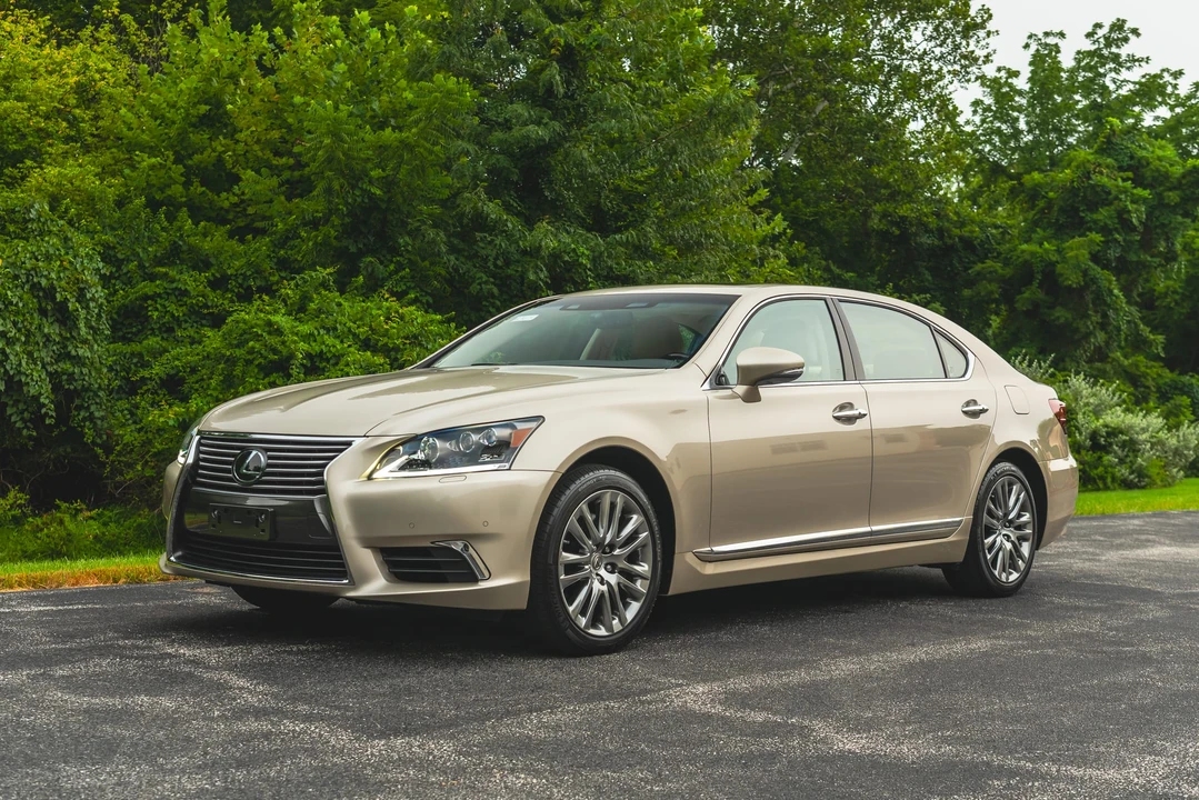 2013 Lexus LS 4th Gen - Image 5 of 31