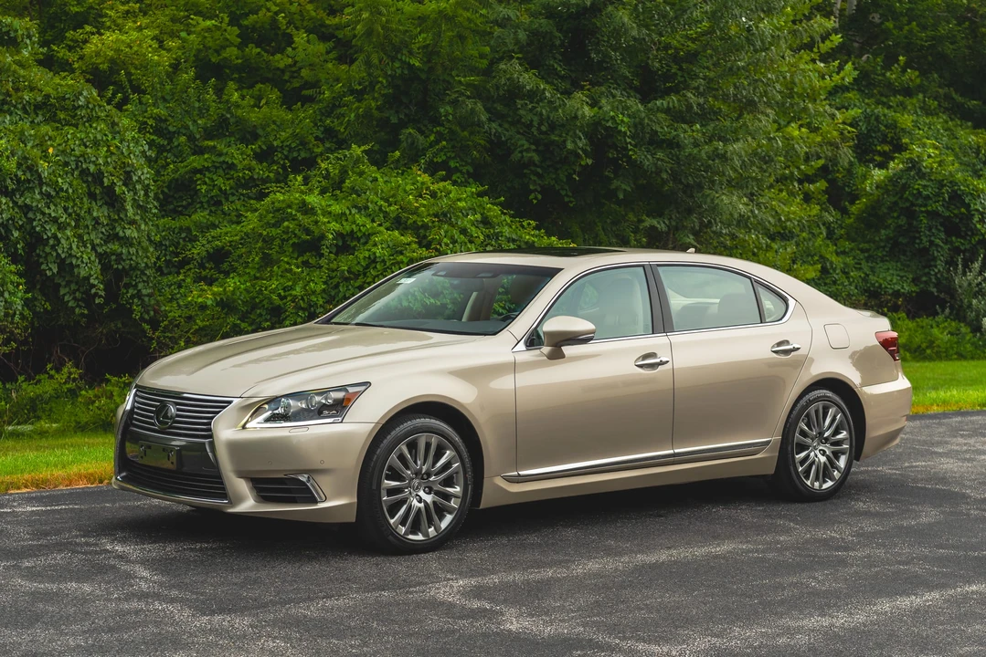2013 Lexus LS 4th Gen - Image 9 of 31