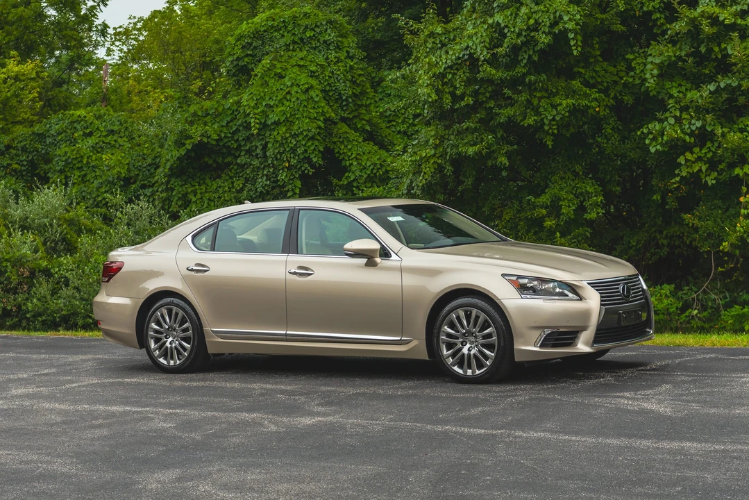 2013 Lexus LS 4th Gen - Image 25 of 31