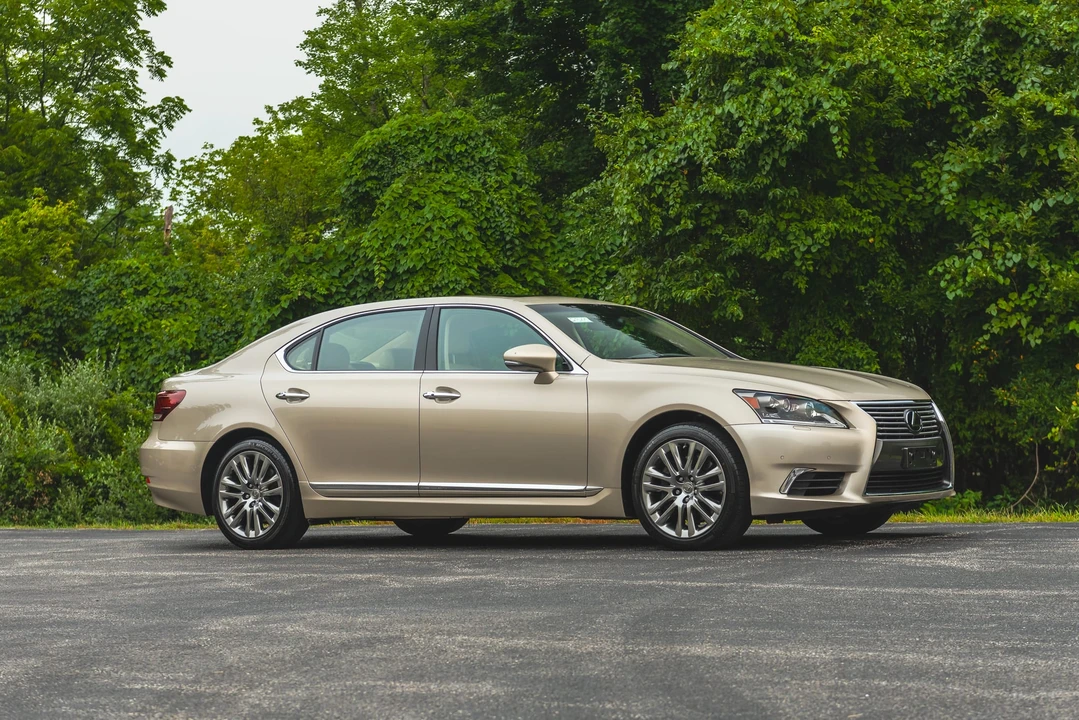 2013 Lexus LS 4th Gen - Image 26 of 31