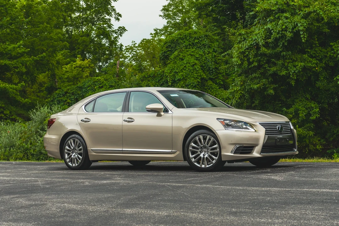 2013 Lexus LS 4th Gen - Image 27 of 31
