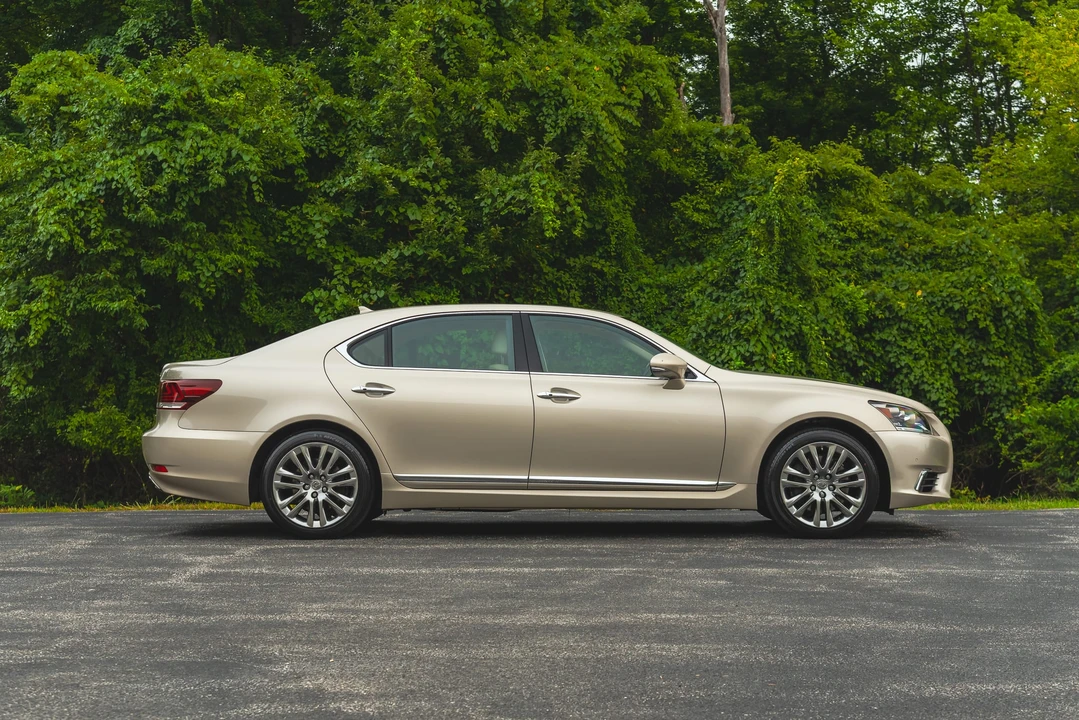 2013 Lexus LS 4th Gen - Image 24 of 31