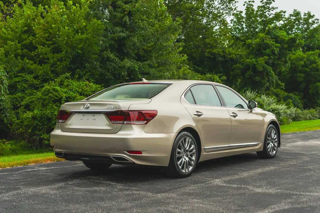 2013 Lexus LS 4th Gen - Image 19 of 31