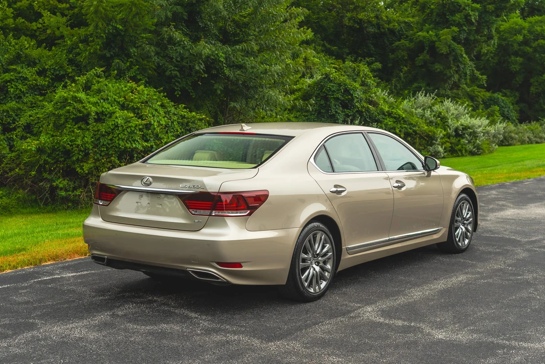 2013 Lexus LS 4th Gen - Image 20 of 31