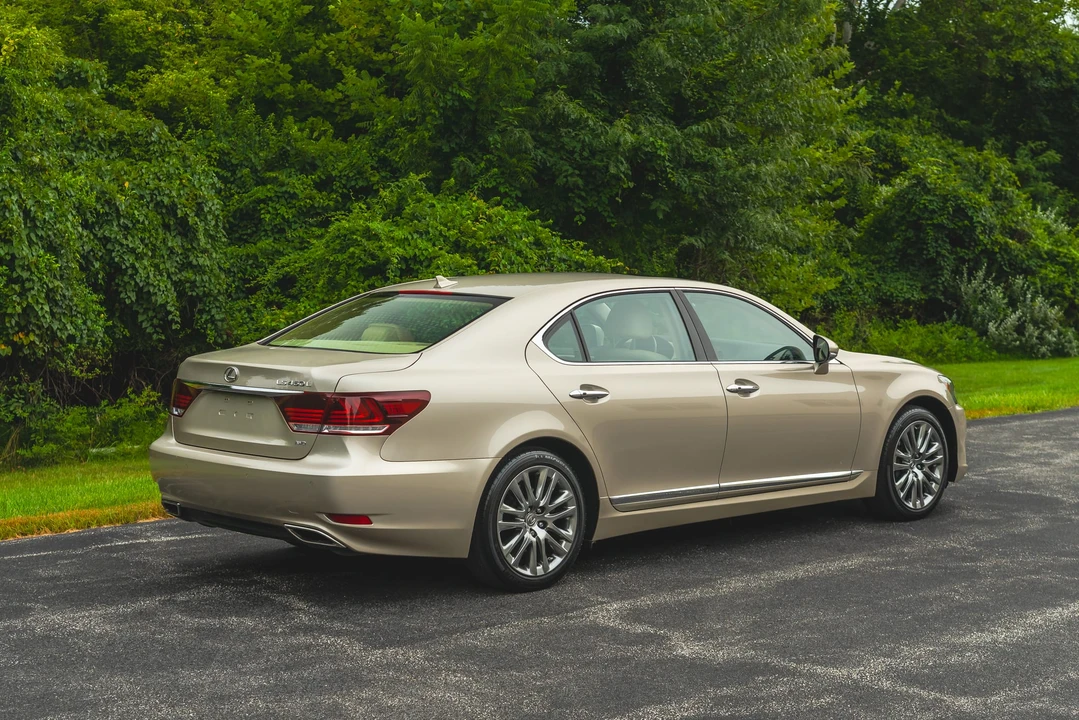 2013 Lexus LS 4th Gen - Image 22 of 31