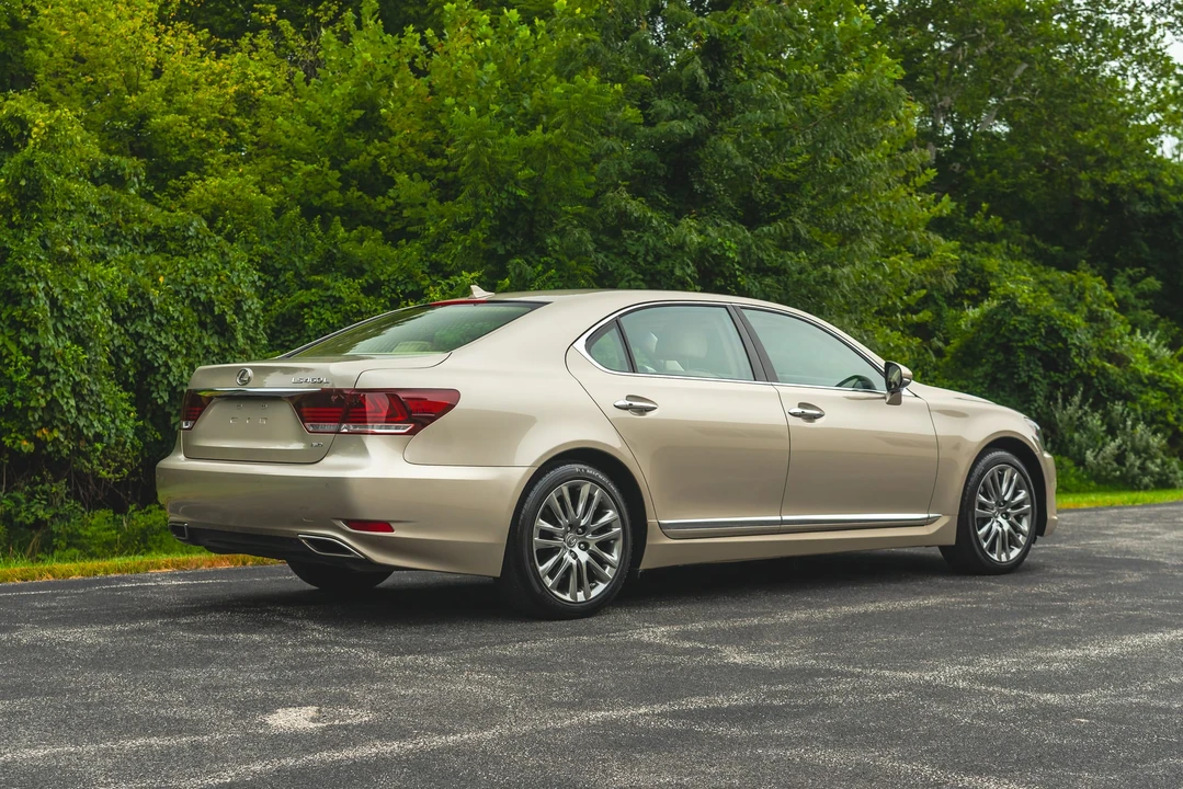 2013 Lexus LS 4th Gen - Image 23 of 31