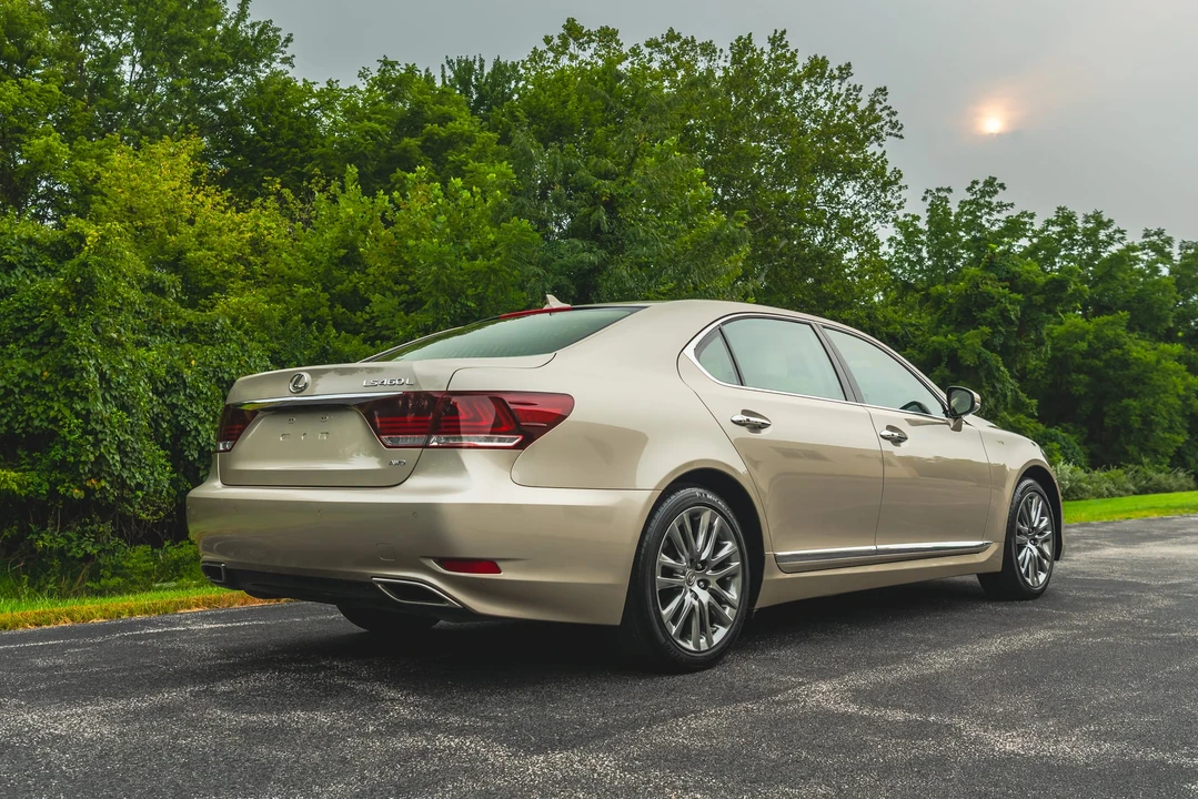 2013 Lexus LS 4th Gen - Image 21 of 31
