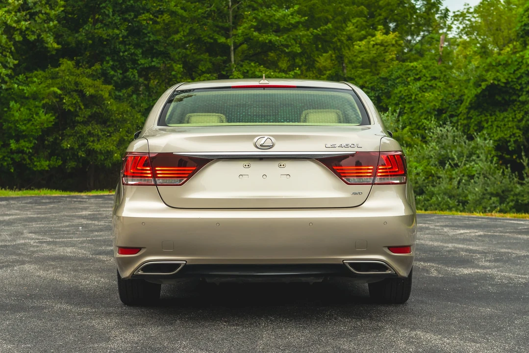 2013 Lexus LS 4th Gen - Image 17 of 31
