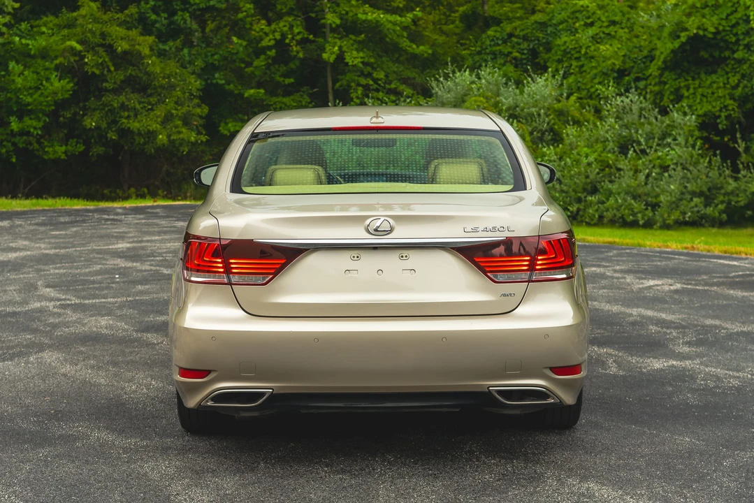 2013 Lexus LS 4th Gen - Image 18 of 31