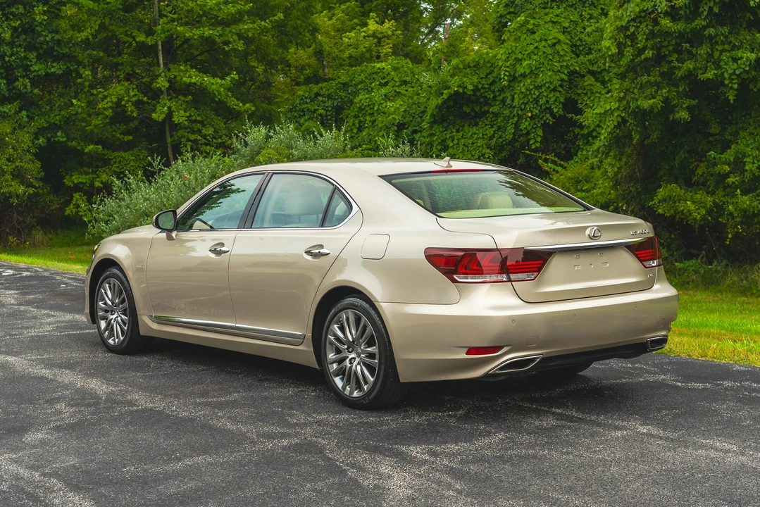 2013 Lexus LS 4th Gen - Image 14 of 31